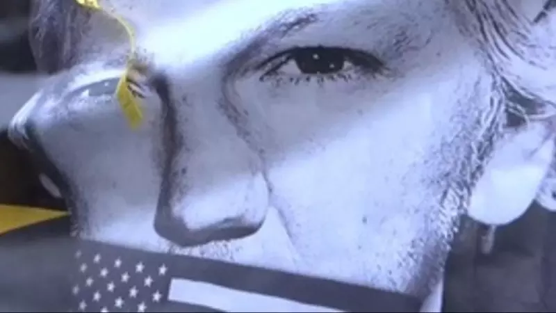 Protesta en favor de Assange a las afueras de la corte donde se delibera su posible extradición a EEUU