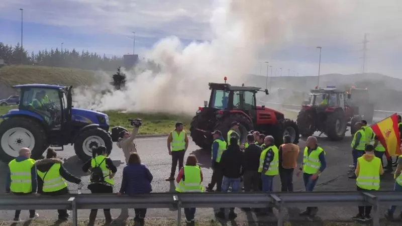 Los ganaderos cortan los accesos a la A-8 y A-67 en Colindres, Unquera y Reinosa en una nueva protesta