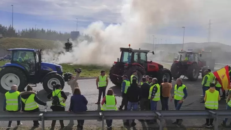 Los ganaderos cortan los accesos a la A-8 y A-67 en Colindres, Unquera y Reinosa en una nueva protesta