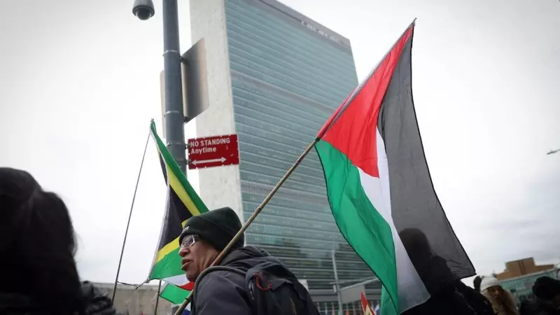 Manifestantes se reúnen frente a la sede de las Naciones Unidas.