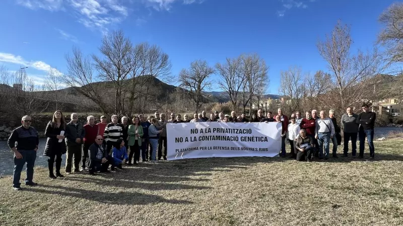 Una cinquantena de persones s'han concentrat a la Pobla de Segur per dir 'no a la privatització'dels rius