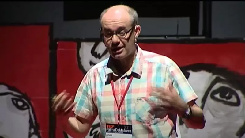 El catedrático Alvar Sánchez en una charla TED.