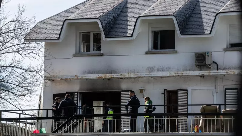 Varios agentes de la Policía Nacional en la Residencia Juan XXIII de Aravaca, donde se produjo el incendio, a 18 de febrero de 2024.