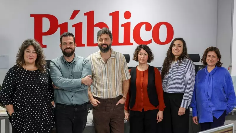 La directora de Público, Virginia Pérez Alonso con (de izquierda a Derecha): Nacho Calle, Yeray Calvo, Noelia Adánez, Lidia Llorente y María José Pintor.
