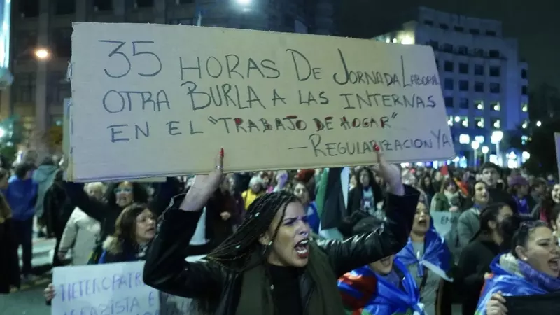 Decenas de mujeres portan carteles, durante una manifestación contra la violencia hacia la mujer, a 25 de noviembre de 2023, en Bilbao, Vizcaya, País Vasco (España).