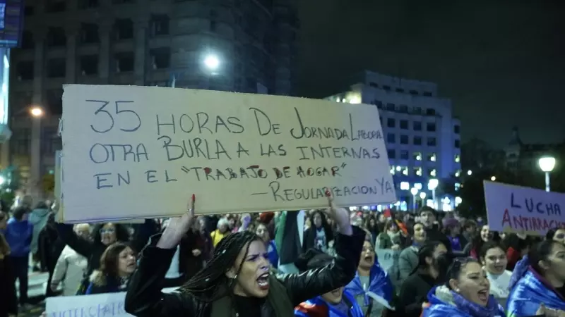 Decenas de mujeres portan carteles, durante una manifestación contra la violencia hacia la mujer, a 25 de noviembre de 2023, en Bilbao, Vizcaya, País Vasco (España).
