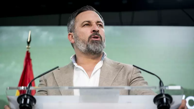 El presidente de Vox, Santiago Abascal, comparece durante el seguimiento de la jornada electoral de los comicios autonómicos de Galicia, en la sede nacional de Vox, a 18 de febrero de 2024, en Madrid (España).