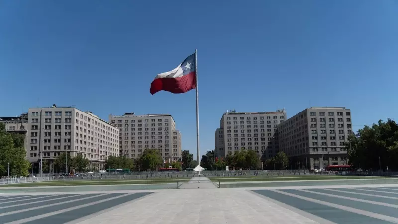 20/02/2024 La bandera chilena en Santiago frente al Palacio de la Moneda.