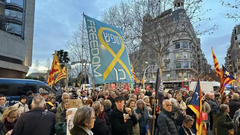 Centenars de persones concentrades davant del consolat britànic a Barcelona per demanar l'alliberament del periodista Julian Assange