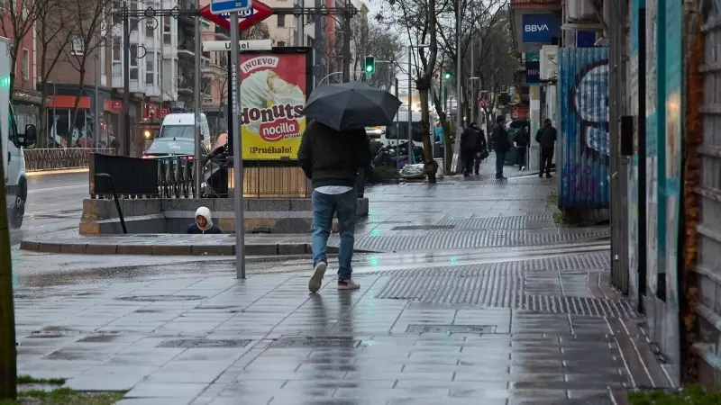 21/02/2024 Un hombre se protege de la lluvia con un paraguas en Madrid, a 9 de febrero de 2024.