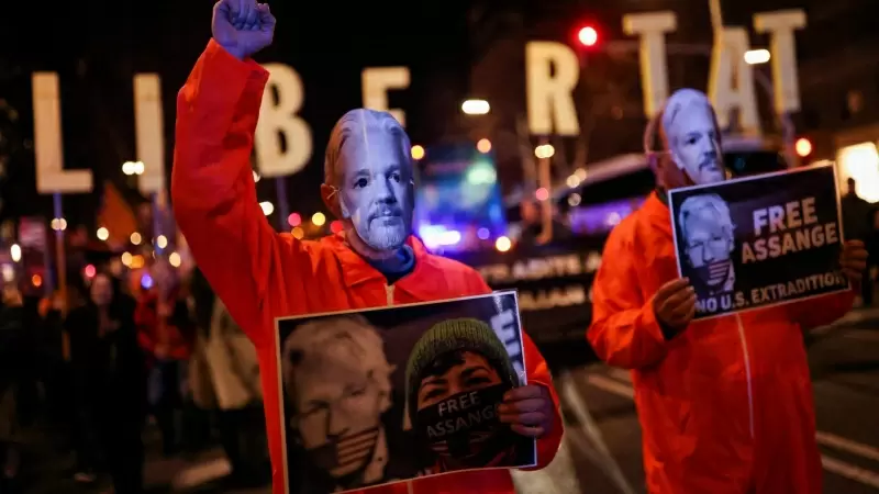 Partidarios de Julian Assange se manifiestan contra la extradición a Estados Unidos del fundador de WikiLeaks en el consulado del país americano en Barcelona