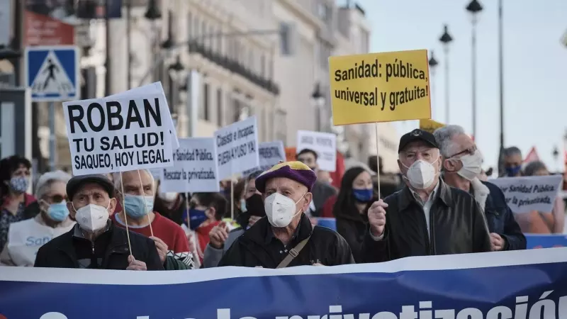 Decenas de personas protestan en Madrid contra la privatización de la Sanidad.