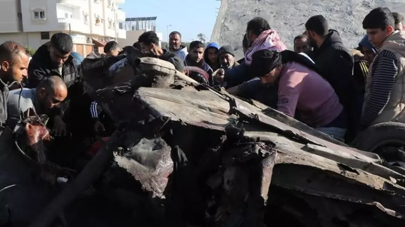 Palestinos alrededor de un vehículo dañado por los ataques israelíes.