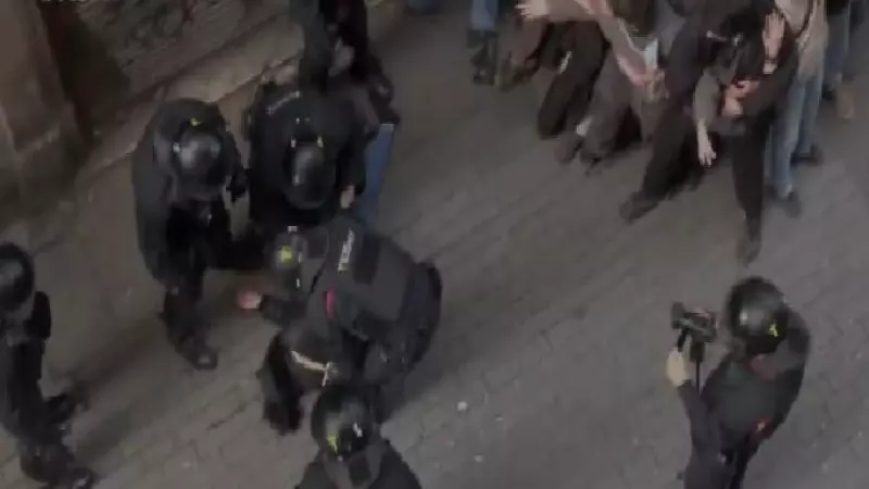 'El vídeo que debería abrir todos los telediarios': críticas a la actuación de los mossos durante un desahucio en Barcelona
