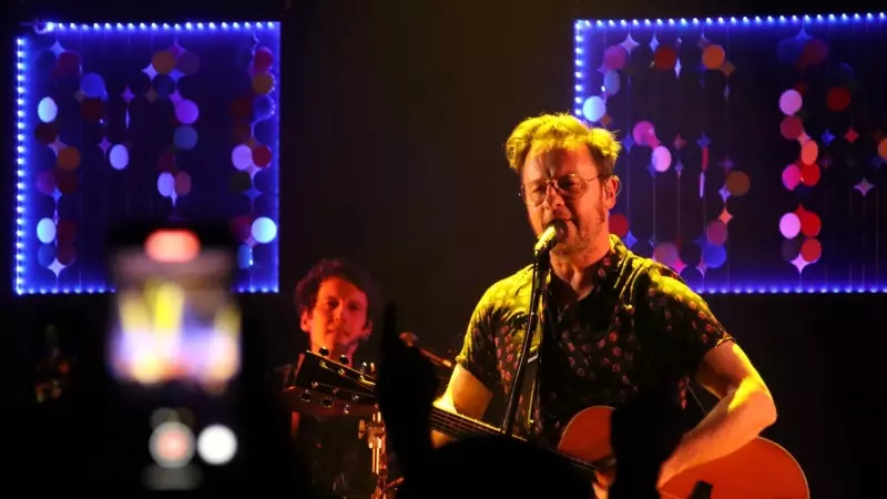David Carabén canta davant el públic de L'Atlàntida de Vic en el primer concert de la mini gira de Nadal