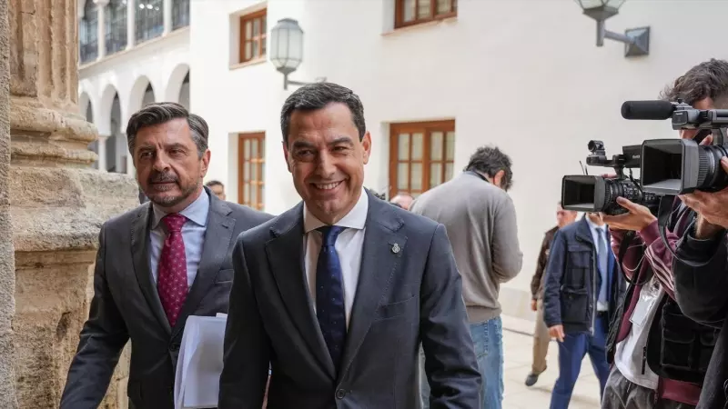 Juan Manuel Moreno Bonilla y Toni Martín, este jueves en el Parlamento de Andalucía.