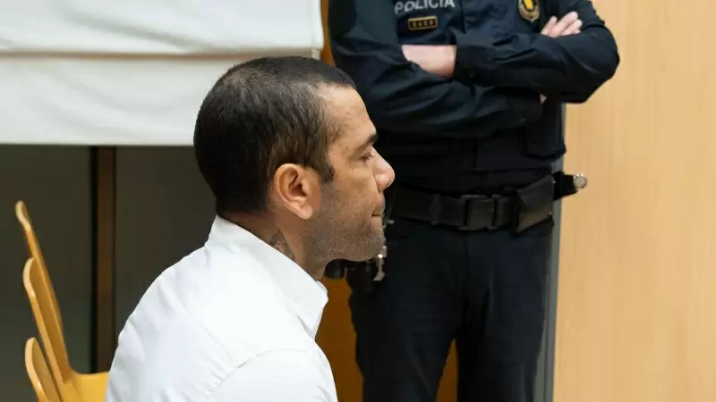 El exfutbolista Dani Alves durante un juicio en la Audiencia de Barcelona, a 5 de febrero de 2024, en Barcelona, Catalunya (España). Alves está acusado de agresión sexual a una chica en un baño de la discoteca Sutton de la capital catalana la noche del 30