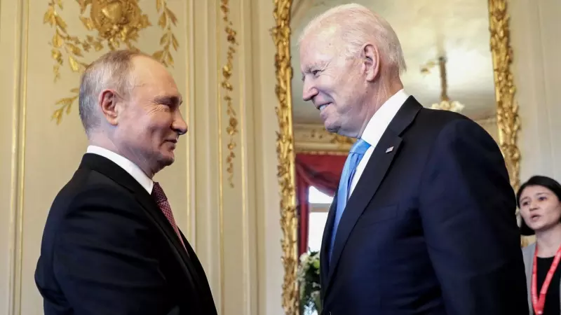 El presidente ruso Vladimir Putin estrecha la mano del presidente estadounidense Joe Biden, el 16 de junio de 2021 en Suiza, Ginebra.
