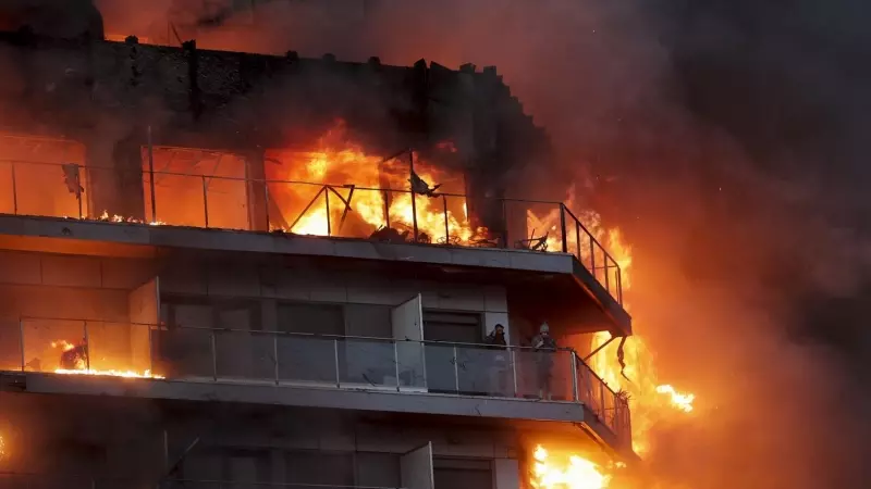 22-2-24 - Los bomberos intentan rescatar a vecinos atrapados por el fuego desde los balcones, en el incendio del edificio del barrio Campanar en València.