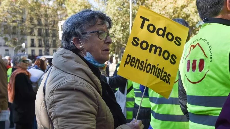 Una mujer sostiene un cartel en una manifestación para exigir una mejora de las pensiones, en noviembre de 2022, en Madrid. E.P./Gustavo Valiente