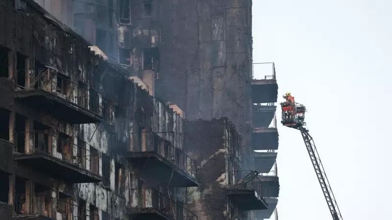Los bomberos continúan trabajando este viernes tras el fulminante y devastador incendio en un edificio de viviendas de catorce plantas en València, que se ha propagado a otro anexo, y ha causado cuatro muertos y se busca a otras diecinueve personas que es