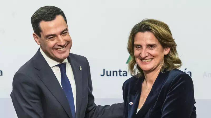 El presidente de la Junta de Andalucía, Juanma Moreno y la ministra para la Transición Ecológica, Teresa Ribera tras su reunión para abordar la sequía.