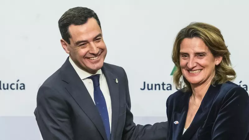 El presidente de la Junta de Andalucía, Juanma Moreno y la ministra para la Transición Ecológica, Teresa Ribera tras su reunión para abordar la sequía.