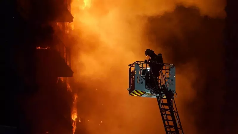 Un bombero trabaja en la extinción del incendio de un edificio de València, a 22 de febrero de 2024.
