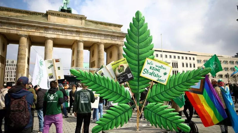 Manifestación frente la Puerta de Brandeburgo, en Berlín, por la legalización del cannabis, en abril de 2023. REUTERS/Nadja Wohlleben