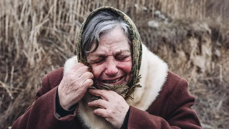 Una mujer llora al escuchar los bombardeos, a 6 de marzo de 2022, (Ucrania).