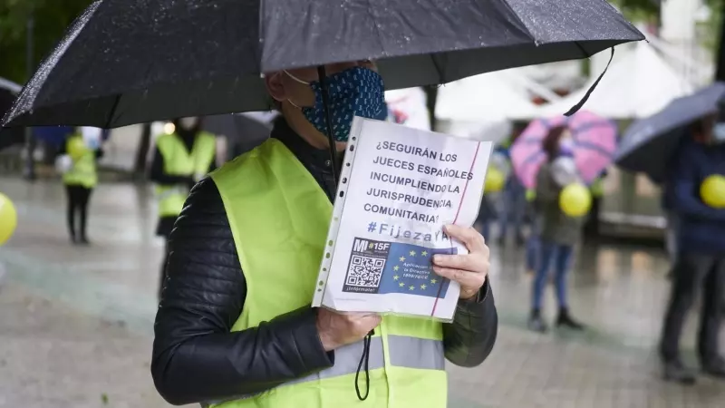Varias personas partidipan en una manifestación contra el abuso de la temporalidad en el sector público en el Paseo Sarasate, a 9 de mayo de 2021, en Pamplona, Navarra (España).