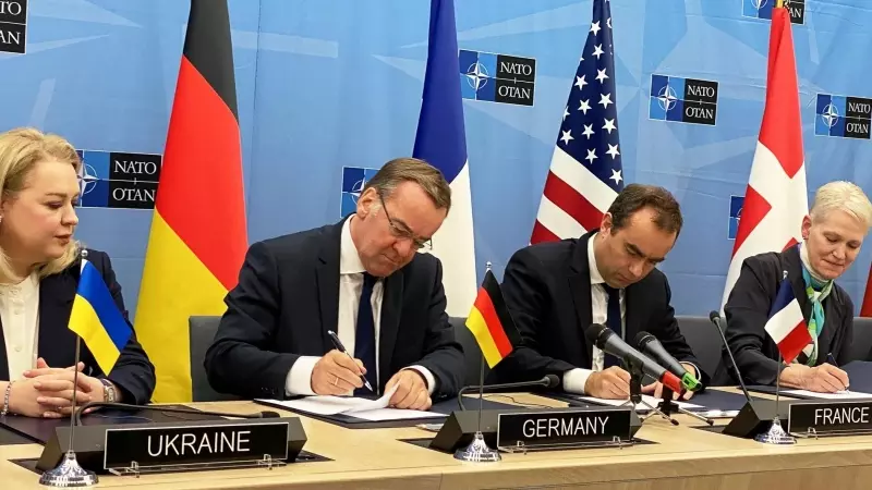 El Ministro de Defensa alemán, Boris Pistorius, y el Ministro de Defensa francés, Sebastien Lecornu, firman junto a otros ministros un documento de apoyo en defensa aérea a Ucrania en la sede de la OTAN, en Bruselas el 14 de febrero de 2024.