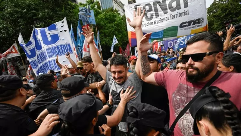 Los manifestantes chocan en Buenos Aires con la policía mientras protestan contra los recortes de Javier Milei en Argentina.