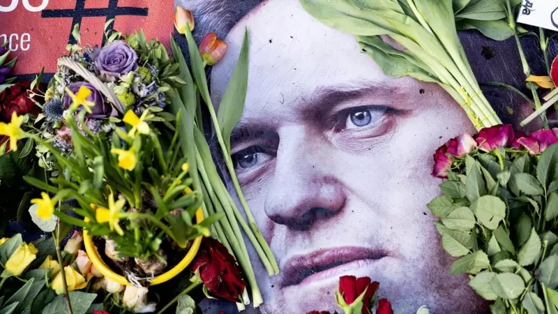 Flores y muestras de condolencia por el fallecido líder opositor ruso Alexei Navalni a las puertas de la embajada de Rusia en Dinamarca el 17 de febrero de 2024.