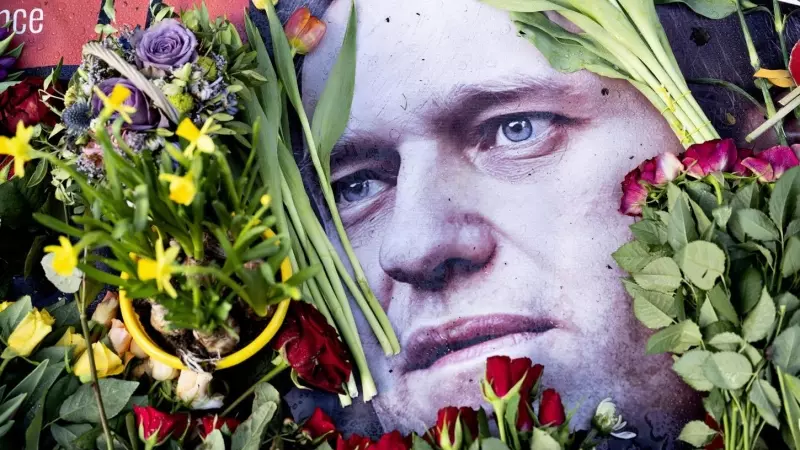 Flores y muestras de condolencia por el fallecido líder opositor ruso Alexei Navalni a las puertas de la embajada de Rusia en Dinamarca el 17 de febrero de 2024.