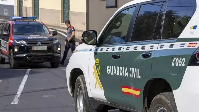 Foto de archivo de un coche de la Guardia Civil y un coche de Policía, a 6 de octubre de 2023, en Tenerife, Canarias (España).