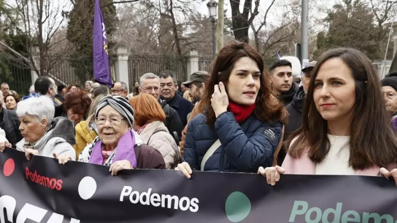 La secretaria general de Podemos, Ione Belarra (2d) y la coportavoz nacional, Isa Serra (3d), en la manifestación convocada por RESCOP este domingo 25-02-2024 en Madrid.