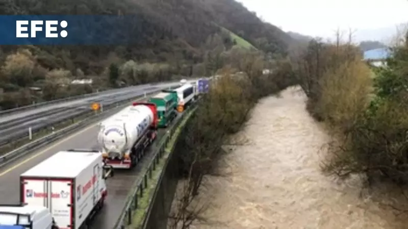 La nieve impide la circulación de camiones entre la Asturias y la Meseta