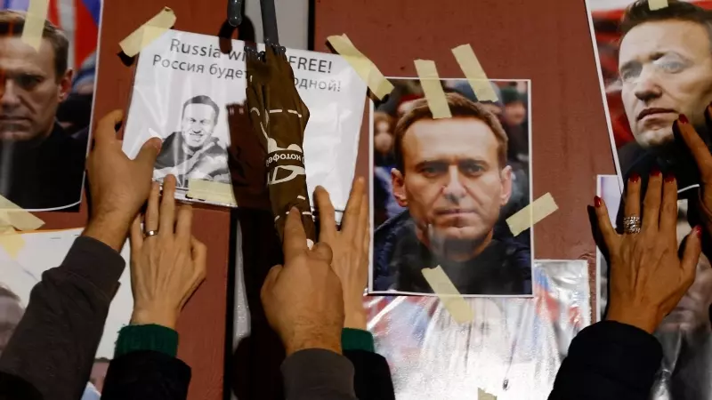 26/2/24 - Retratos del líder de la oposición rusa, Alexei Navalni, en la puerta principal de la embajada rusa durante una protesta y vigilia celebrada tras su muerte, en Kappara, Malta, el 19 de febrero de 2024.