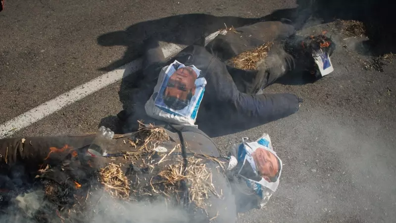26/02/2024 - Los agricultores queman dos muñecos con las caras de Sánchez y Luis Planas.