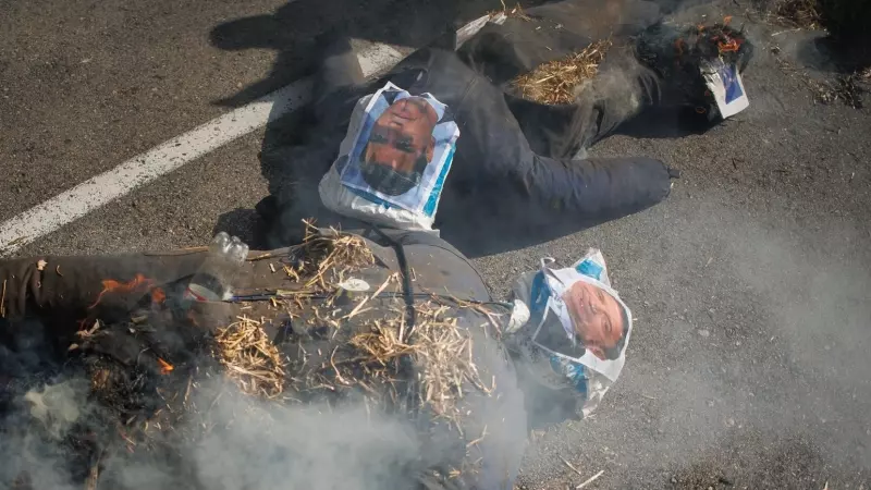 26/02/2024 - Los agricultores queman dos muñecos con las caras de Sánchez y Luis Planas.