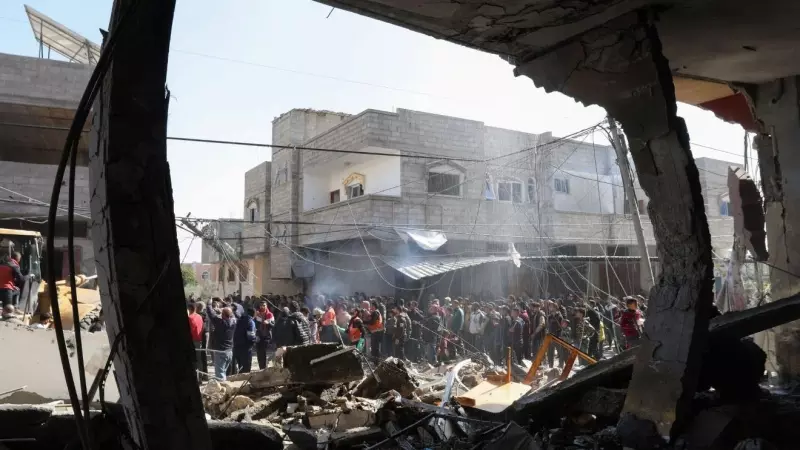 Un grupo de palestinos tras un ataque israelí en Rafah.