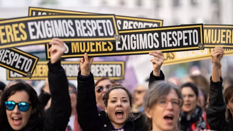 26/2/24 - Varias personas sujetan carteles durante una manifestación por el 25N, a 25 de noviembre de 2023, en Madrid (España).