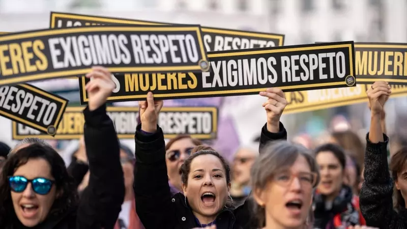 26/2/24 - Varias personas sujetan carteles durante una manifestación por el 25N, a 25 de noviembre de 2023, en Madrid (España).