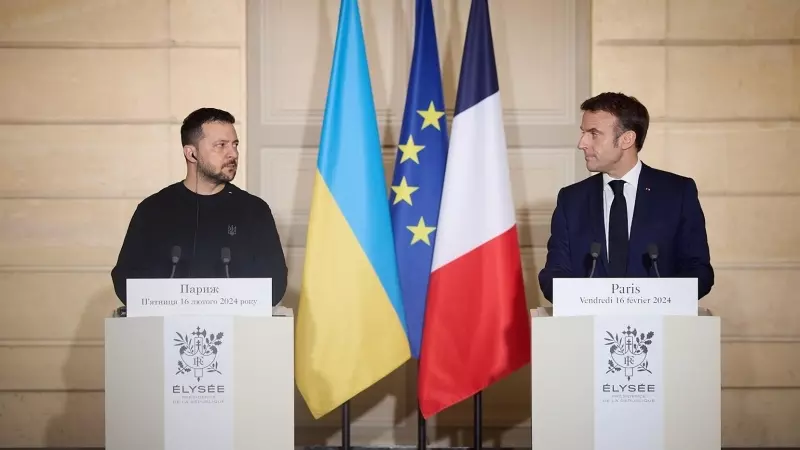 Volodymyr Zelensky (izquierda) y Emmanuel Macron (derecha) en una conferencia en París.