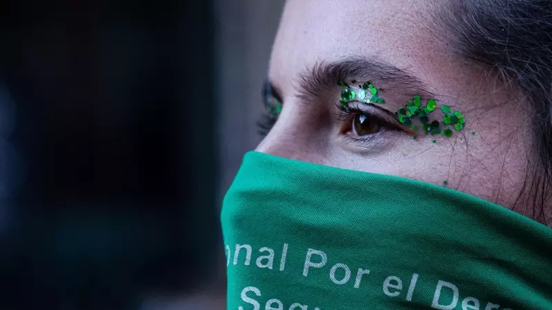 Una mujer porta un pañuelo verde durante una manifestación con motivo del Día Internacional de la Interrupción Segura del Embarazo, a 28 de septiembre de 2022 en Madrid.