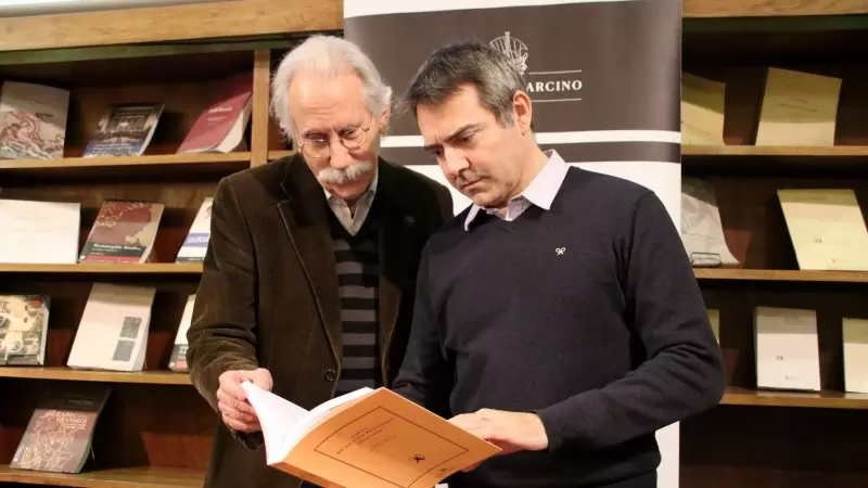 El filòleg i escriptor August Bover, i Oriol Magrinyà, director de l'Editorial Barcino a la Biblioteca de Catalunya