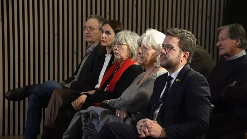 El president de la Generalitat, Pere Aragonès, amb la consellera Ubasart i les dues germanes de Salvador Puig Antic.
