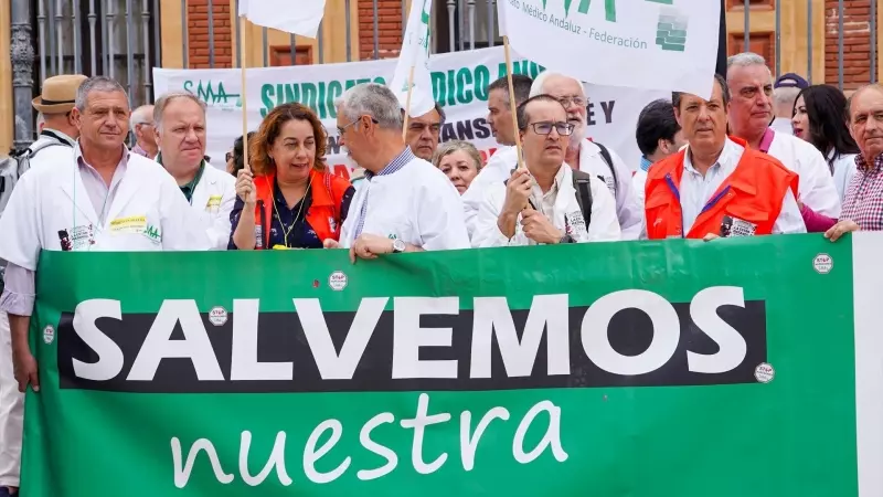 Personal de Sindicato Médico Andaluz protesta a las puertas del Palacio de San Telmo, a 17 de mayo de 2023, en Sevilla, (Andalucía, España)