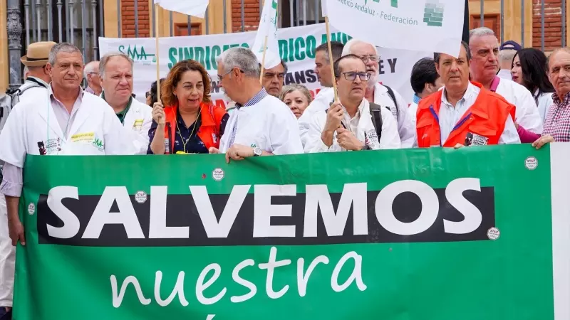 Personal de Sindicato Médico Andaluz protesta a las puertas del Palacio de San Telmo, a 17 de mayo de 2023, en Sevilla, (Andalucía, España)